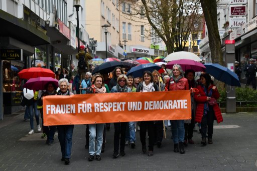 Demonstrationszug durch die Fußgägnerzone mit dem Banner 