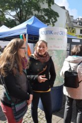 Besucher vor dem Stand