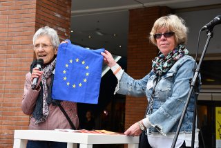 Ursula Dörpinghaus und Gundi Hübel halten die Europafahne hoch