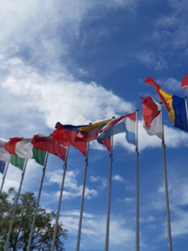 Fahnen Europas vor blauem Himmel