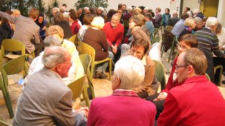 im Gespräch miteinander in kleinen Gruppen