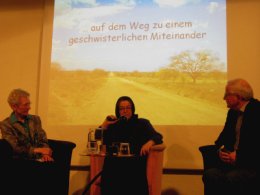 Referenten und Moderatoren auf der Bühne beim Abschluss