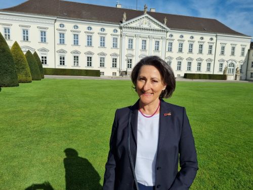 Bürgermeisterin Ioanna Zacharaki vor dem Schloss Bellevue