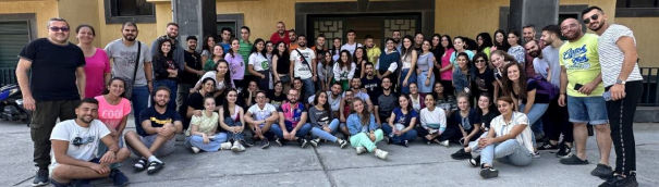 Gruppenfoto vieler Jugendlicher vor einem Haus