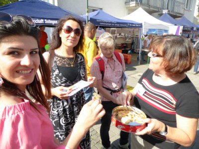 selbstgebackene Kekse in Form einer Friedenstaube wurden vor dem Stand verteilt