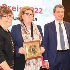 Preisverleihung - von links: Maria Magerl, Prof. Dr. Hanna Suchocka, Roberto Rosse
