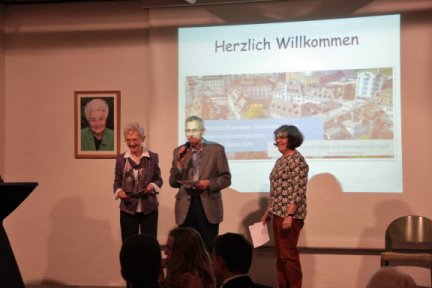 Ehepaar Dörpinghaus und Brunhilde Hertwig begrüßen die Besucher