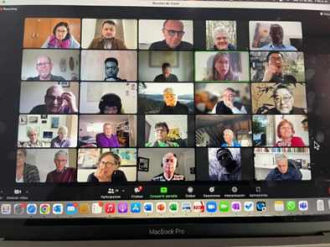Zoomkonferenz; virtuelles Treffen am PC, Teilnehmer sind in kleinen Kacheln auf dem Bildschirm zu sehen border=