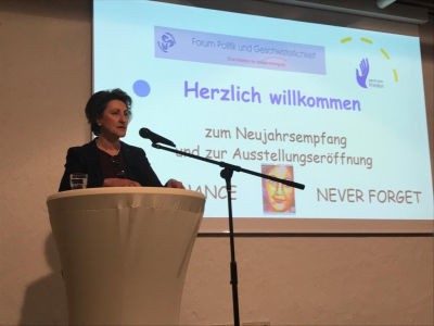J. Zacharaki steht auf der Bühne und spricht.