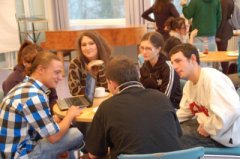 Jugendliche im Gespräch um einen Tisch