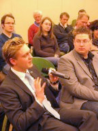 Jugendlicher stellt Frage aus dem Publikum