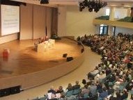 Blick in den Saal: Podium und Publikum