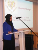 Frau Mohagheghi am Rednerpult