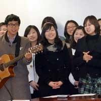 Gruppe Jugendlicher singt zur Gitarre